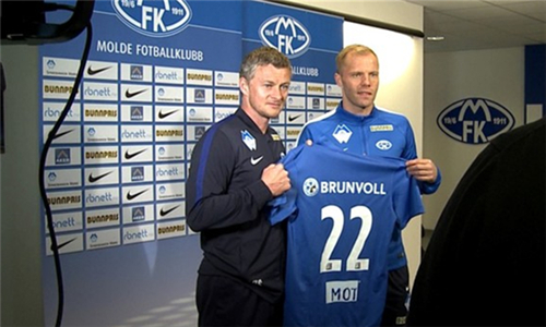 曼晚：曼联决定让莱昂先在青训梯队效力，以适应英格兰足球（曼晚：为适应英格兰足球，曼联将安排莱昂先随青训队出战）