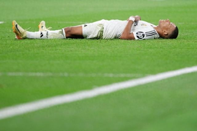 麦克阿瑟FCvs大埔亚冠赛前为香港大埔火灾遇难者...