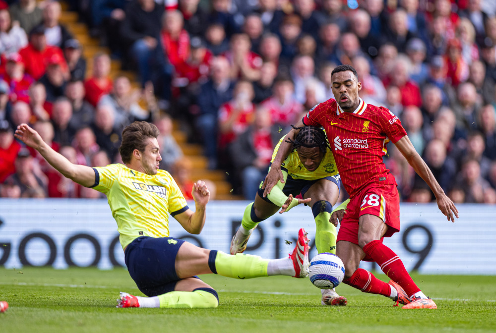 远在迈阿密心系罗马，托蒂和坎德拉用手机观看老东家焦点大战