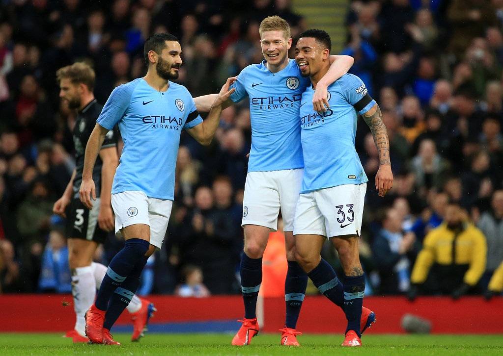 新疆一家进出口贸易公司向阿图什市捐赠足球场，价值1亿元（新疆一进出口企业向阿图什市捐建足球场，项目价值1亿元）