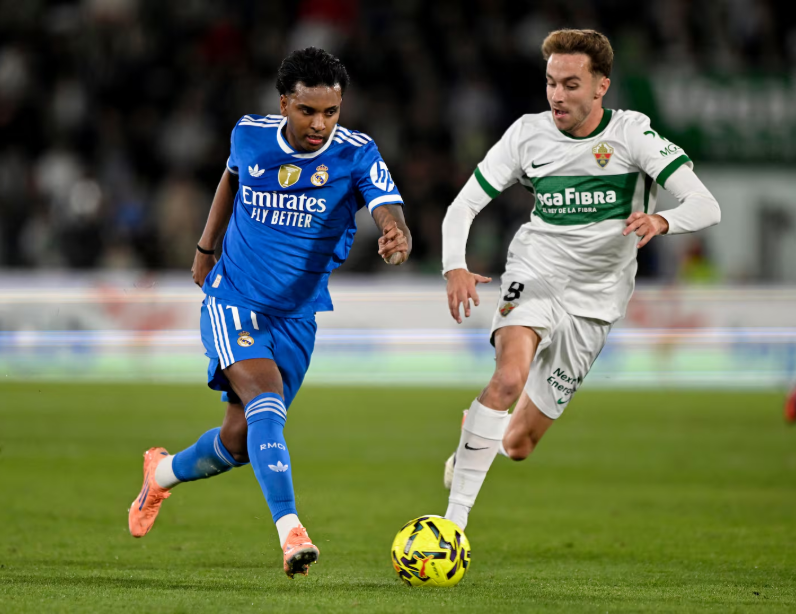 首圈，维斯塔潘起步良好抢到首位，皮亚斯特里挤进内线并过掉诺里斯上至第2，诺里斯第3。