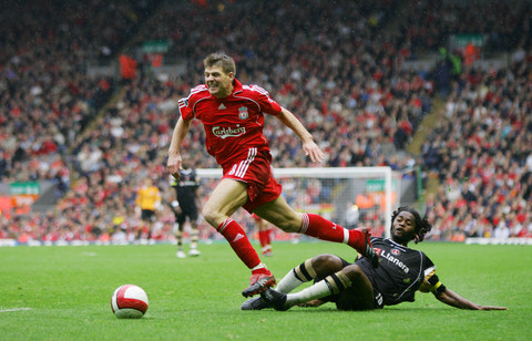 有爱，埃德森用手语向一名聋哑女球童示意：我爱你