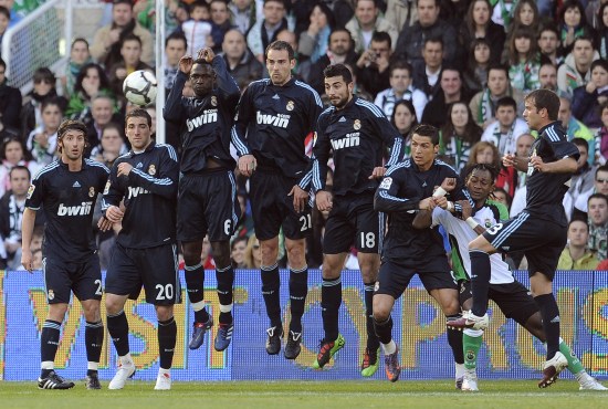 亚沙里稳健复出，80次传球仅失误6次，并送出一次全场最佳进攻机会的长传