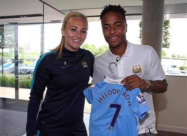 足球欧冠最佳球员票选开启，众星入围（足球欧冠最佳球员评选启动，群星云集入围）